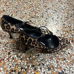 AUTHENTIC MANOLO BLAHNIK Leopard Cheetah Pumps Animal Size 36